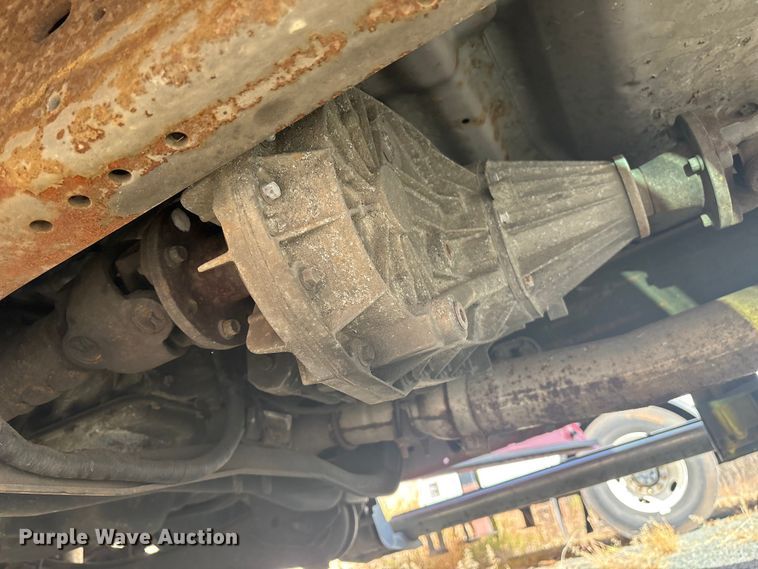 image for item ET8616 2005 Ford F350 Super Duty XLT Crew Cab flatbed pickup truck