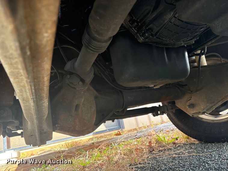 image for item ET8616 2005 Ford F350 Super Duty XLT Crew Cab flatbed pickup truck