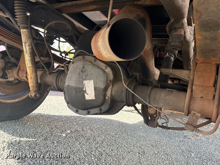 image for item ET8616 2005 Ford F350 Super Duty XLT Crew Cab flatbed pickup truck