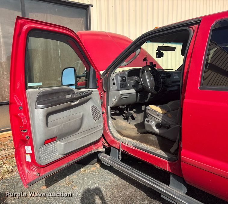 image for item ET8616 2005 Ford F350 Super Duty XLT Crew Cab flatbed pickup truck