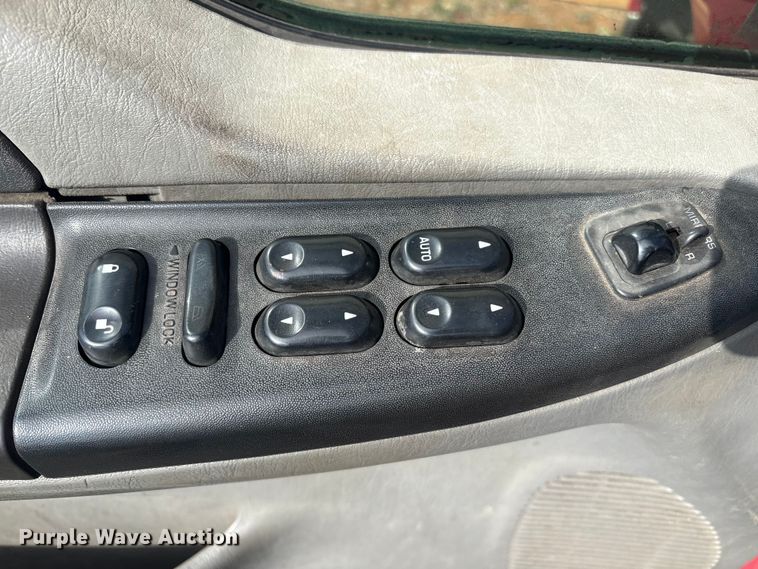 image for item ET8616 2005 Ford F350 Super Duty XLT Crew Cab flatbed pickup truck