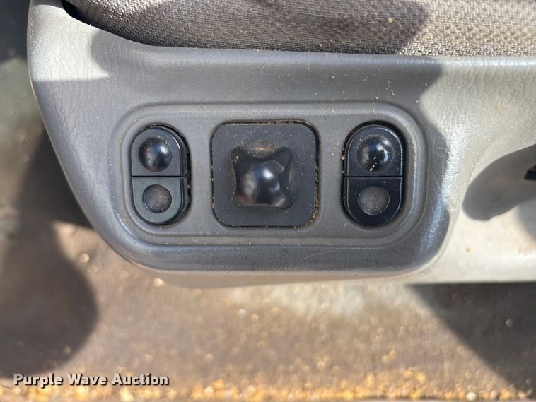 image for item ET8616 2005 Ford F350 Super Duty XLT Crew Cab flatbed pickup truck