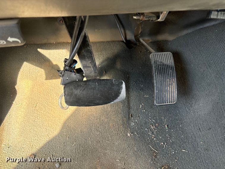 image for item ET8616 2005 Ford F350 Super Duty XLT Crew Cab flatbed pickup truck