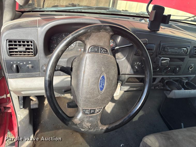 image for item ET8616 2005 Ford F350 Super Duty XLT Crew Cab flatbed pickup truck