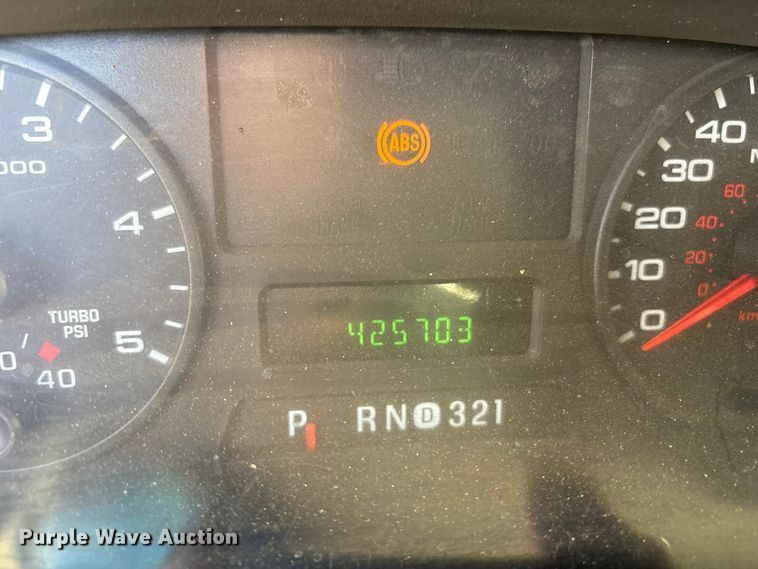 image for item ET8616 2005 Ford F350 Super Duty XLT Crew Cab flatbed pickup truck