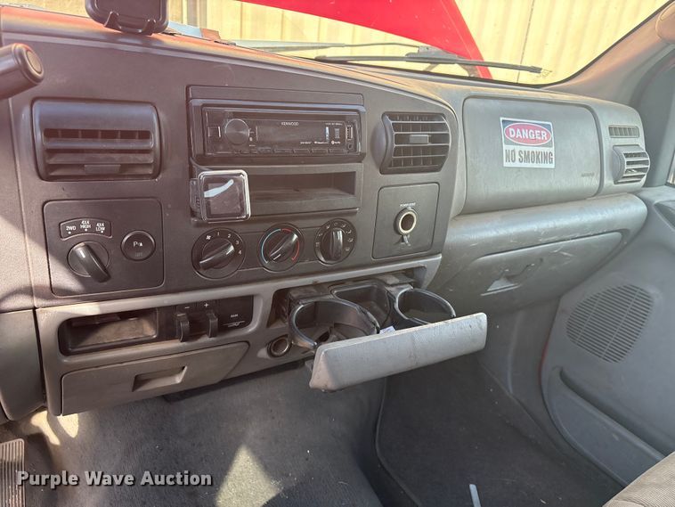 image for item ET8616 2005 Ford F350 Super Duty XLT Crew Cab flatbed pickup truck