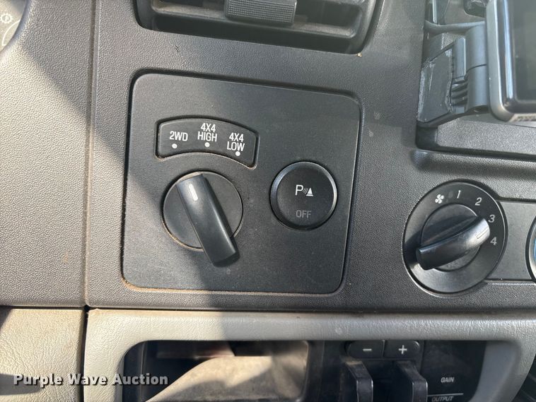 image for item ET8616 2005 Ford F350 Super Duty XLT Crew Cab flatbed pickup truck