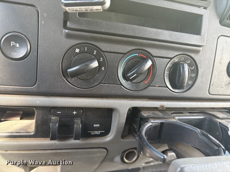 image for item ET8616 2005 Ford F350 Super Duty XLT Crew Cab flatbed pickup truck