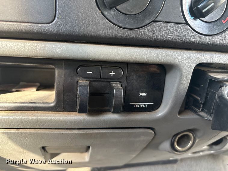 image for item ET8616 2005 Ford F350 Super Duty XLT Crew Cab flatbed pickup truck