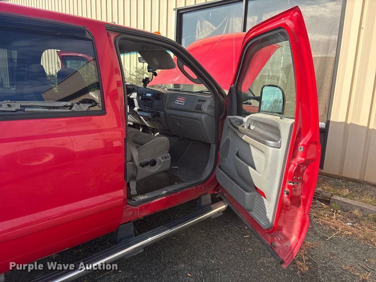 image for item ET8616 2005 Ford F350 Super Duty XLT Crew Cab flatbed pickup truck