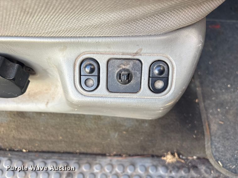 image for item ET8616 2005 Ford F350 Super Duty XLT Crew Cab flatbed pickup truck