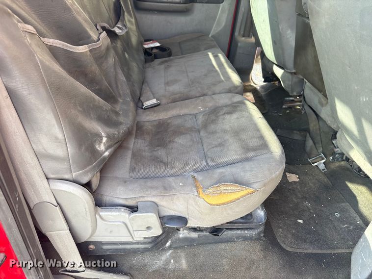 image for item ET8616 2005 Ford F350 Super Duty XLT Crew Cab flatbed pickup truck