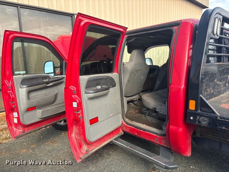 image for item ET8616 2005 Ford F350 Super Duty XLT Crew Cab flatbed pickup truck