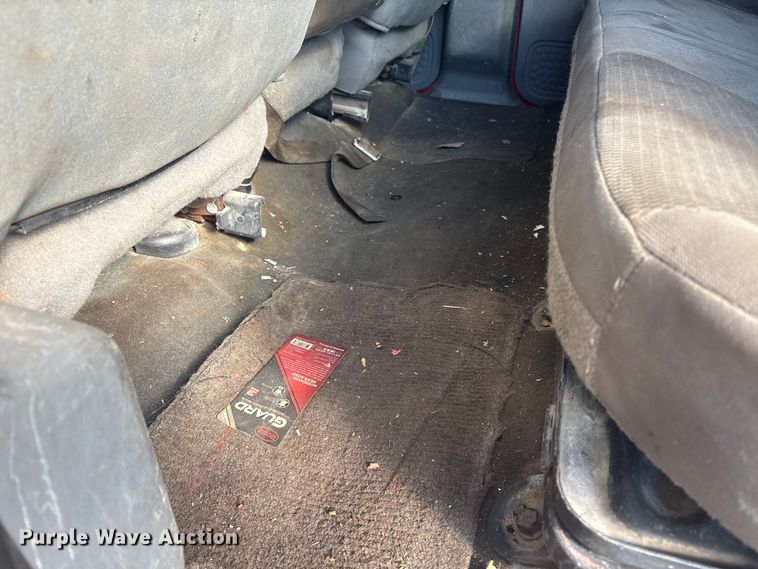 image for item ET8616 2005 Ford F350 Super Duty XLT Crew Cab flatbed pickup truck