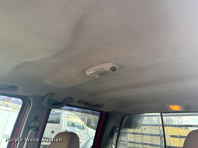 image for item ET8616 2005 Ford F350 Super Duty XLT Crew Cab flatbed pickup truck