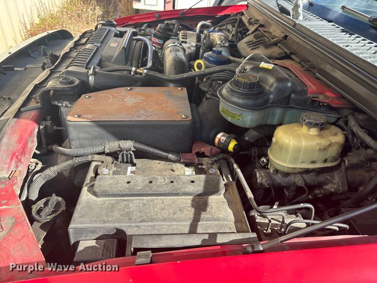 image for item ET8616 2005 Ford F350 Super Duty XLT Crew Cab flatbed pickup truck