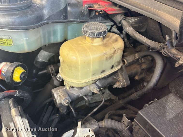 image for item ET8616 2005 Ford F350 Super Duty XLT Crew Cab flatbed pickup truck