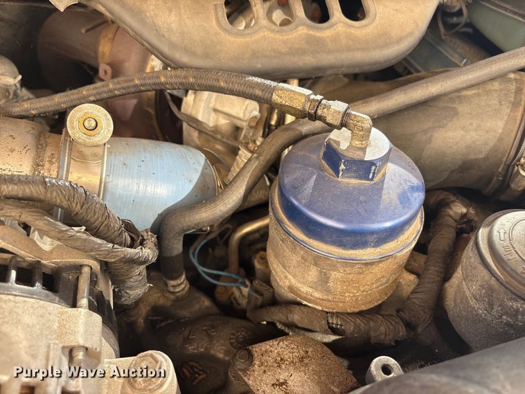 image for item ET8616 2005 Ford F350 Super Duty XLT Crew Cab flatbed pickup truck