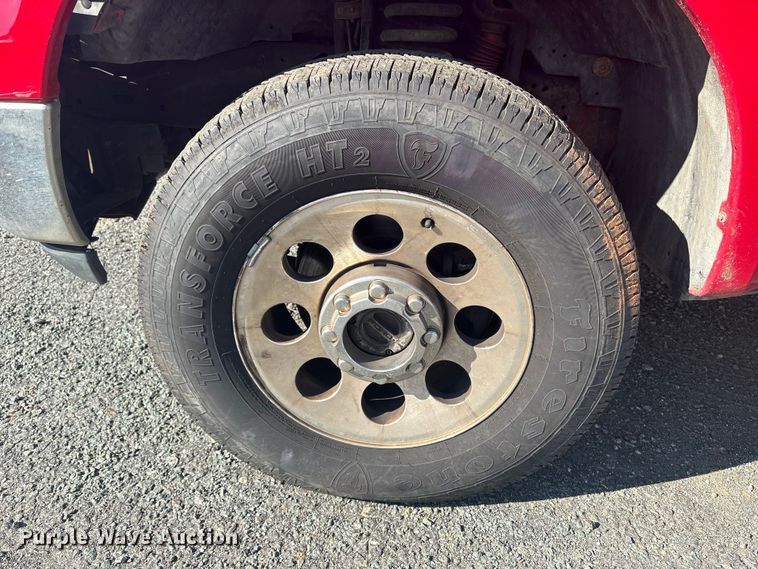 image for item ET8616 2005 Ford F350 Super Duty XLT Crew Cab flatbed pickup truck