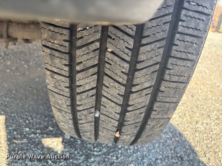 image for item ET8616 2005 Ford F350 Super Duty XLT Crew Cab flatbed pickup truck