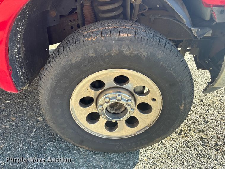 image for item ET8616 2005 Ford F350 Super Duty XLT Crew Cab flatbed pickup truck