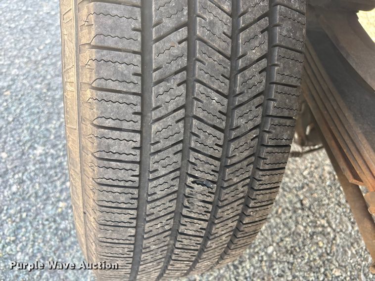 image for item ET8616 2005 Ford F350 Super Duty XLT Crew Cab flatbed pickup truck