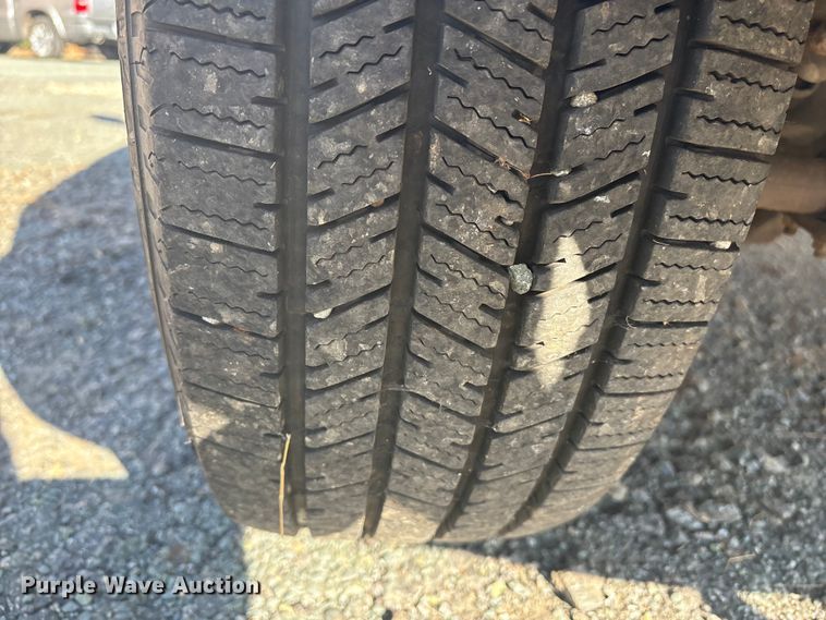 image for item ET8616 2005 Ford F350 Super Duty XLT Crew Cab flatbed pickup truck