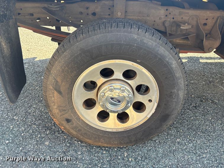 image for item ET8616 2005 Ford F350 Super Duty XLT Crew Cab flatbed pickup truck