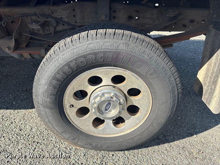 image for item ET8616 2005 Ford F350 Super Duty XLT Crew Cab flatbed pickup truck