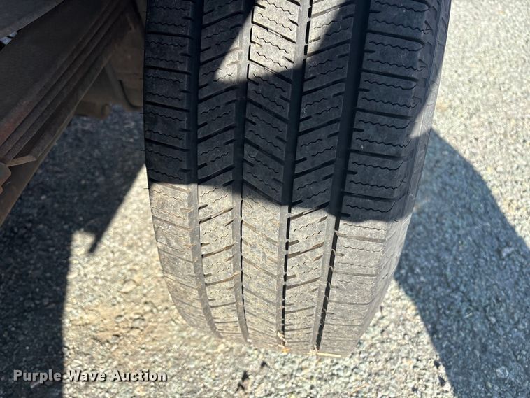 image for item ET8616 2005 Ford F350 Super Duty XLT Crew Cab flatbed pickup truck