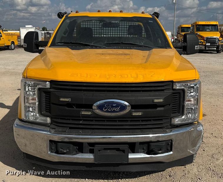 image for item EU5071 2019 Ford F350 Super Duty utility bed pickup truck