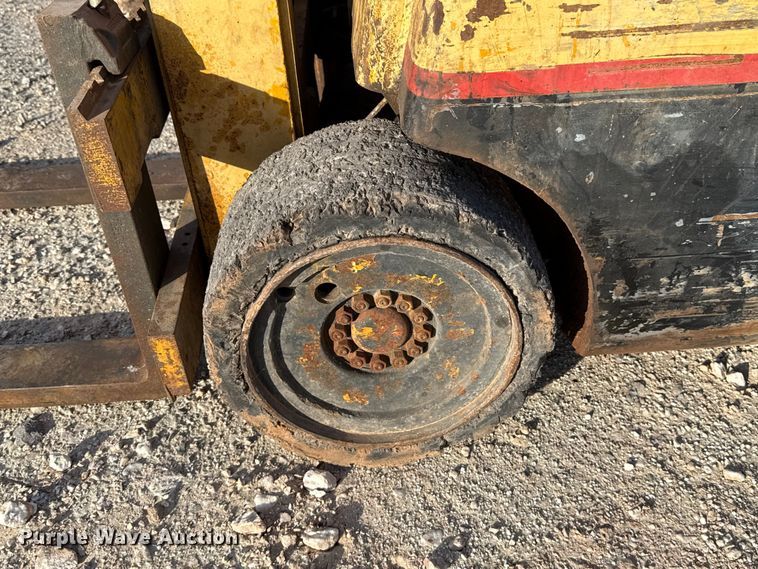 image for item EU5361 Hyster forklift