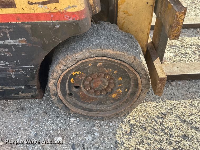 image for item EU5361 Hyster forklift