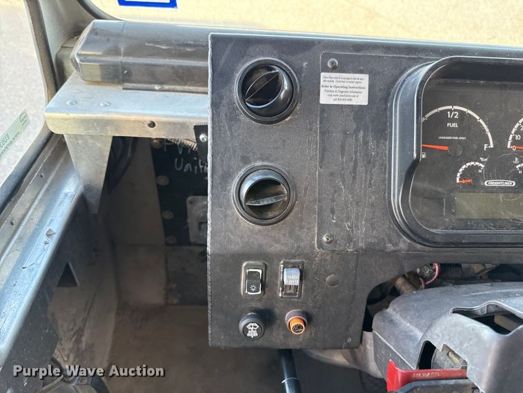 image for item EU5372 2014 Freightliner MT45 delivery truck