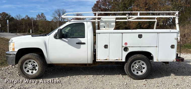image for item EV3271 2011 Chevrolet Silverado 3500HD utility bed pickup truck