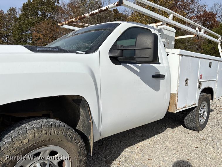 image for item EV3271 2011 Chevrolet Silverado 3500HD utility bed pickup truck