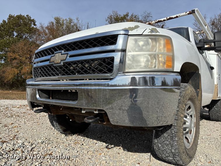 image for item EV3271 2011 Chevrolet Silverado 3500HD utility bed pickup truck