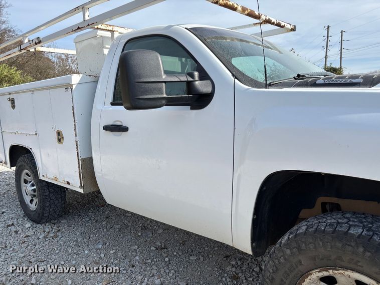 image for item EV3271 2011 Chevrolet Silverado 3500HD utility bed pickup truck