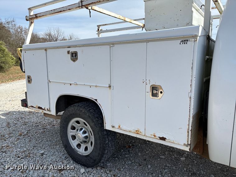 image for item EV3271 2011 Chevrolet Silverado 3500HD utility bed pickup truck