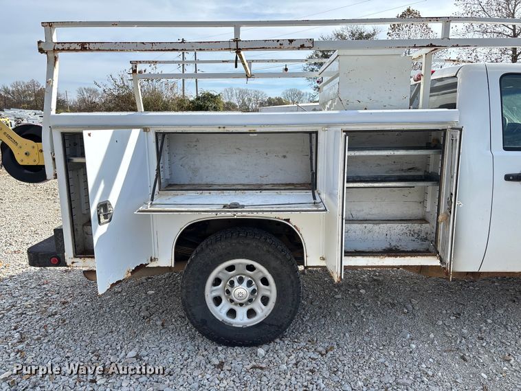 image for item EV3271 2011 Chevrolet Silverado 3500HD utility bed pickup truck