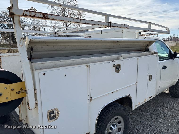 image for item EV3271 2011 Chevrolet Silverado 3500HD utility bed pickup truck