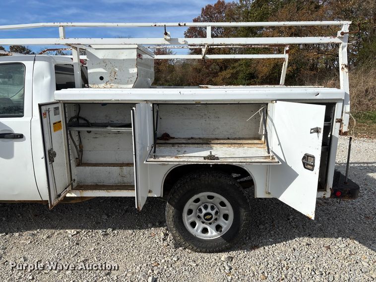image for item EV3271 2011 Chevrolet Silverado 3500HD utility bed pickup truck
