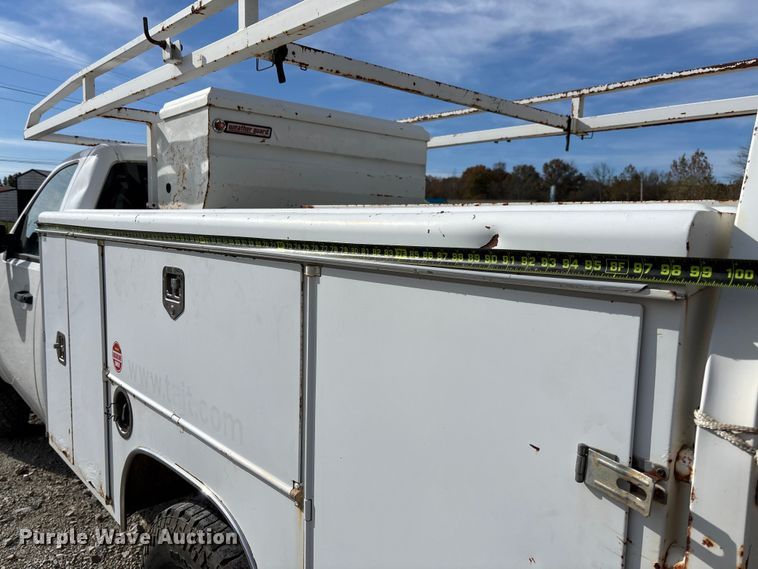 image for item EV3271 2011 Chevrolet Silverado 3500HD utility bed pickup truck