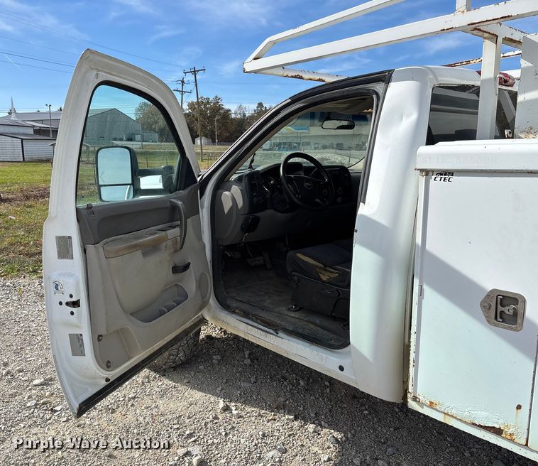 image for item EV3271 2011 Chevrolet Silverado 3500HD utility bed pickup truck
