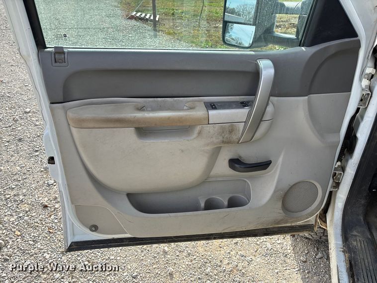 image for item EV3271 2011 Chevrolet Silverado 3500HD utility bed pickup truck