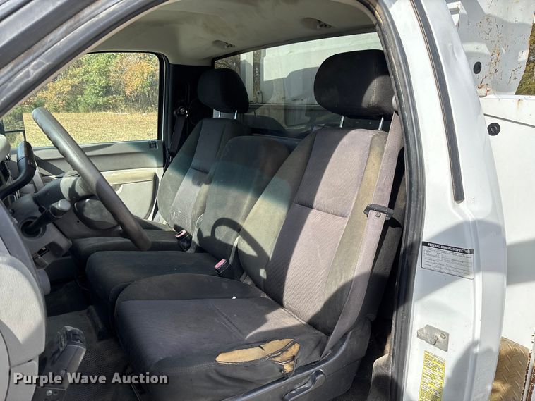 image for item EV3271 2011 Chevrolet Silverado 3500HD utility bed pickup truck