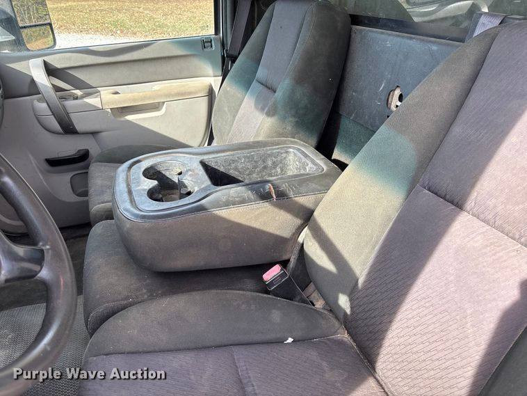 image for item EV3271 2011 Chevrolet Silverado 3500HD utility bed pickup truck