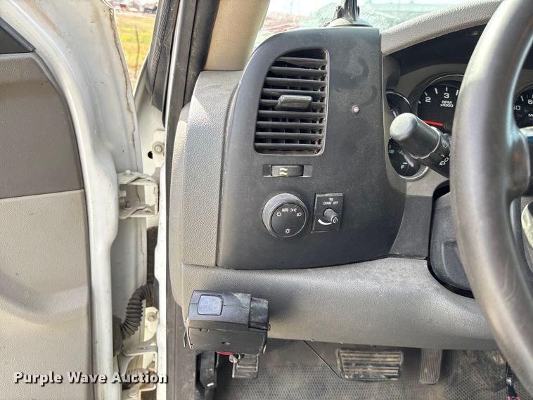 image for item EV3271 2011 Chevrolet Silverado 3500HD utility bed pickup truck