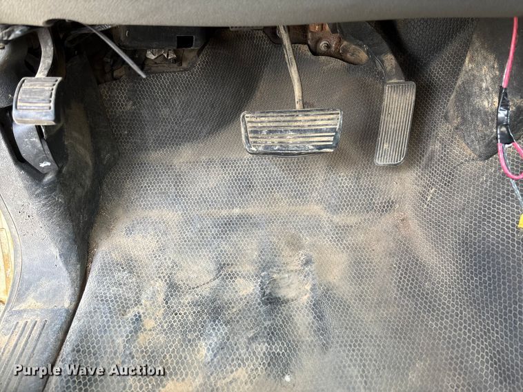 image for item EV3271 2011 Chevrolet Silverado 3500HD utility bed pickup truck