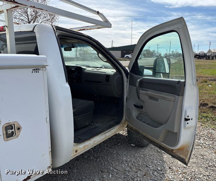 image for item EV3271 2011 Chevrolet Silverado 3500HD utility bed pickup truck